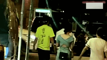 此前，陈冠希与现女友秦舒培恋情曝光所牵扯出来的一系列八卦闹得沸沸扬扬，在众网友都在围观陈冠希是否做了小三时，其在IG贴图回应“卧槽，我们想做啥就做啥。”