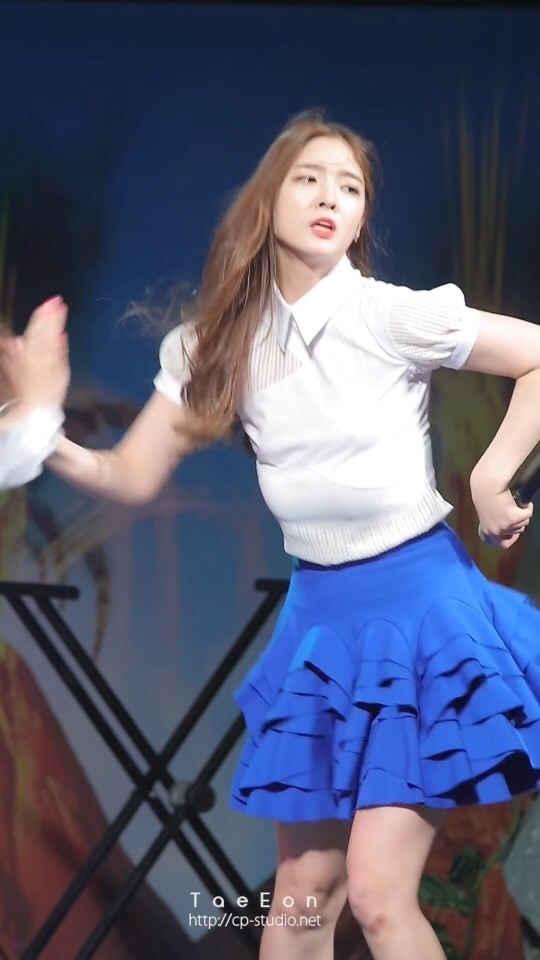 韩女团跳舞胸垫滑落 肚子鼓鼓很尴尬