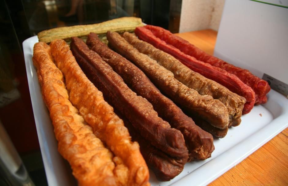 一早点店夫妻推出超级彩色油条,重量超1斤均价在人民币30元以上,超级