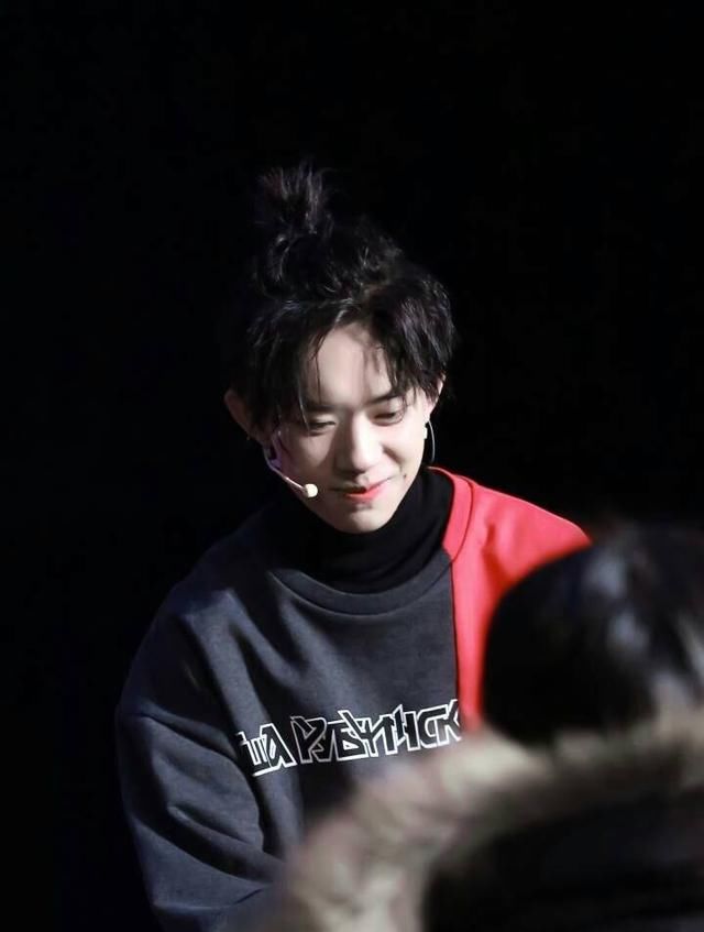 易烊千玺公布恋情?被指捆绑营销,粉丝力挺女方