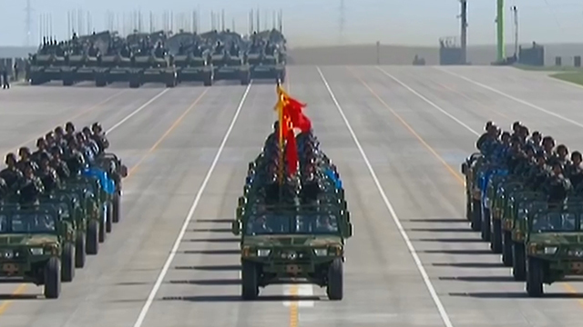 正正之旗堂堂之阵 受阅部队最前端的护旗方队