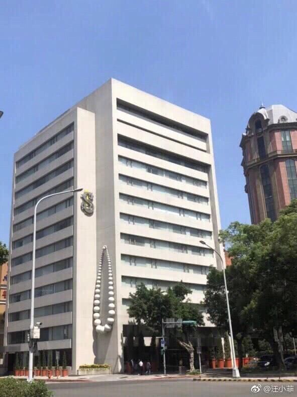 汪小菲带儿子女儿游玩,弟弟长高了许多,这一举