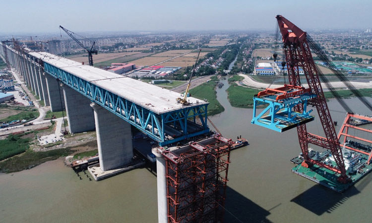沪通长江大桥首个超千吨大节段钢梁架设成功