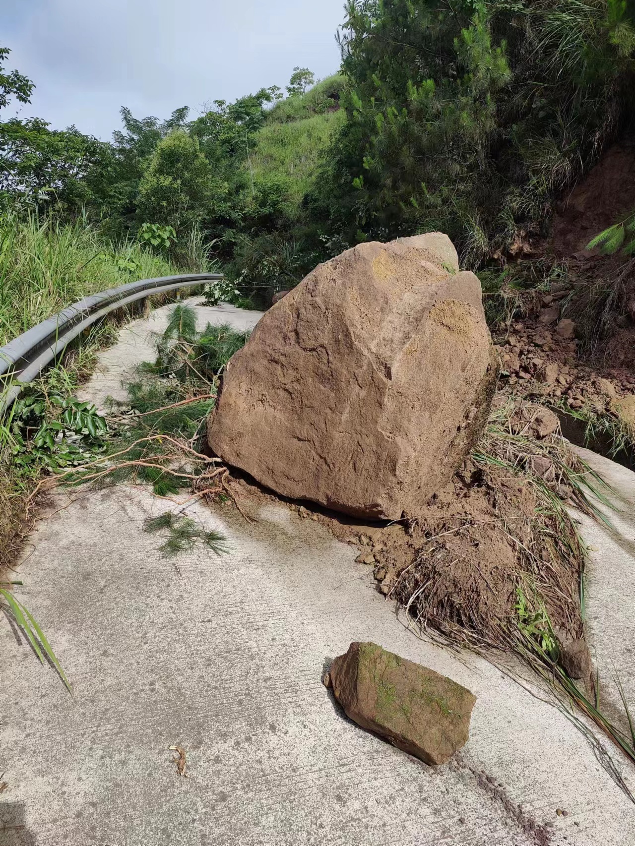 崩塌、滑坡、泥石流,重庆多轮降雨造成多地受灾 崩塌、滑坡、泥石流,重庆多轮降雨造成多地受灾
