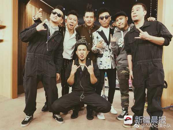 新疆五个大男孩组建“馕乐队” 穿着自己复原的铠甲唱摇滚