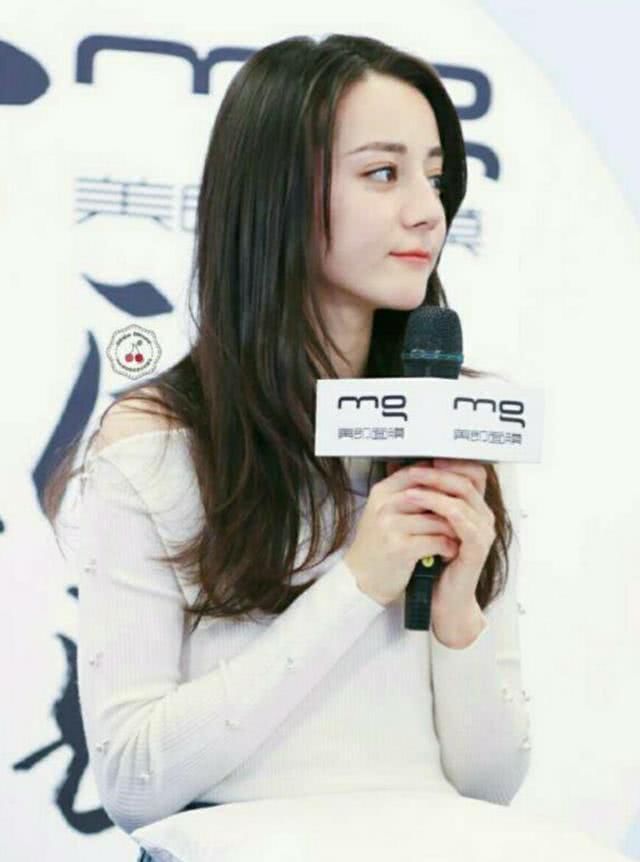 迪丽热巴出席活动,穿超短裤大秀美腿,可坐下的