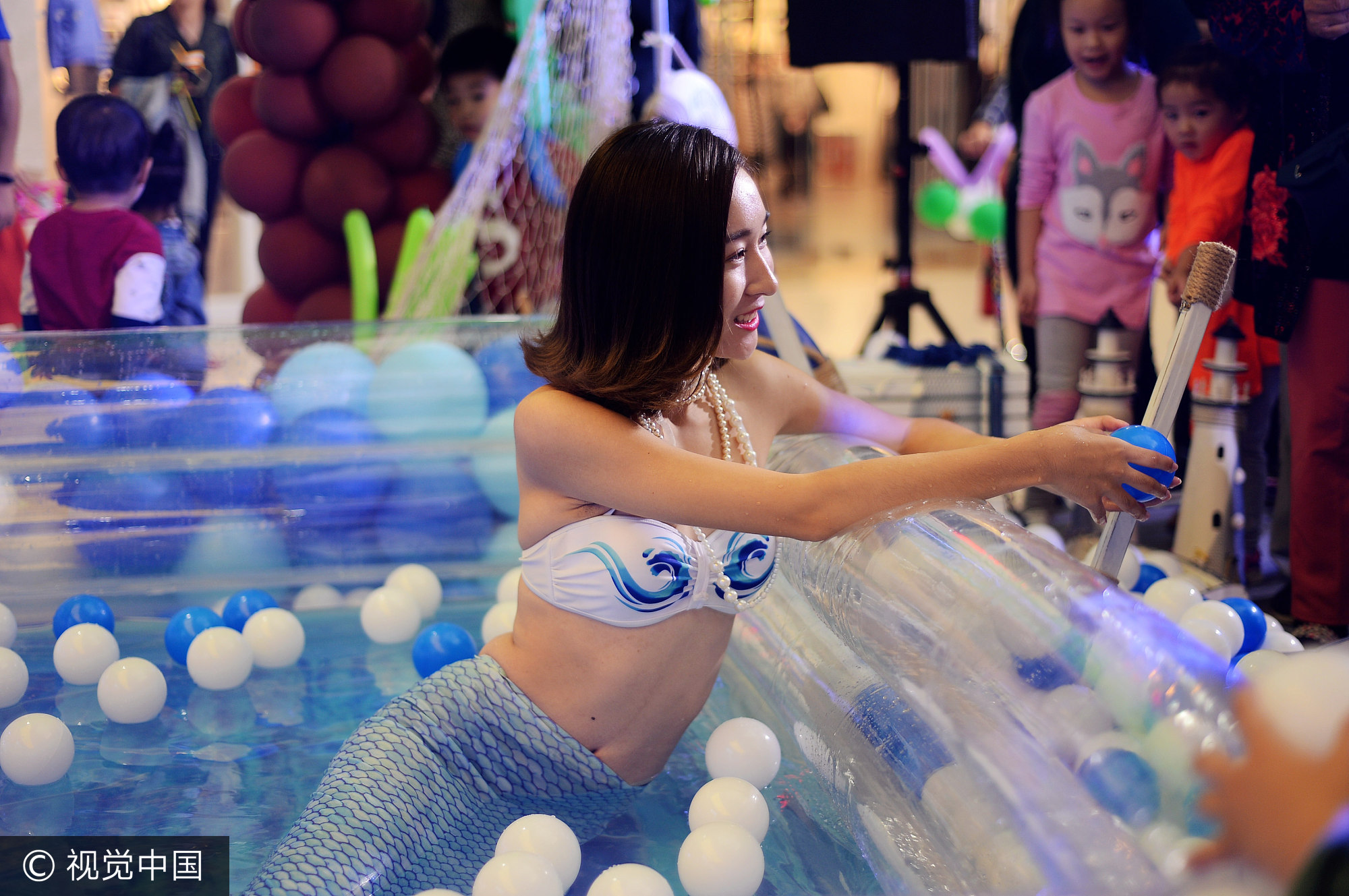 济南:女大学生扮演美人鱼 水中上演湿身诱惑