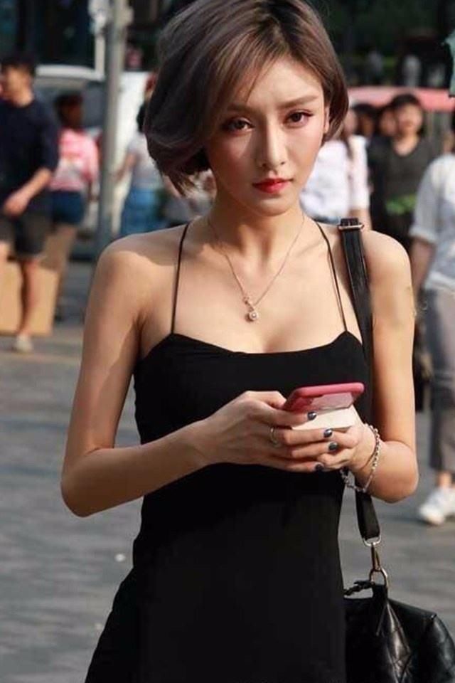 街拍美女:那些傲人上围,紧身衣好身材的美女们,第二张有亮点!