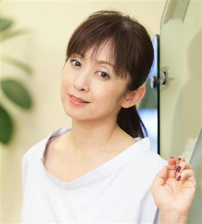 被曝与已婚医生牵手约会!齐藤由贵开记者会鞠躬否认