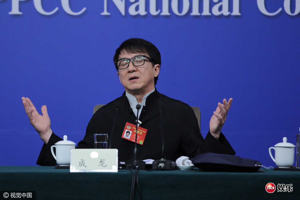 成龙现身政协记者会 心情大好狂秀表情包