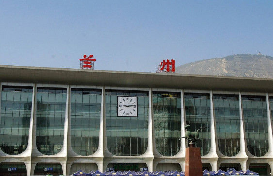 游客嘲笑兰州火车站招牌写错字,这样想就错了