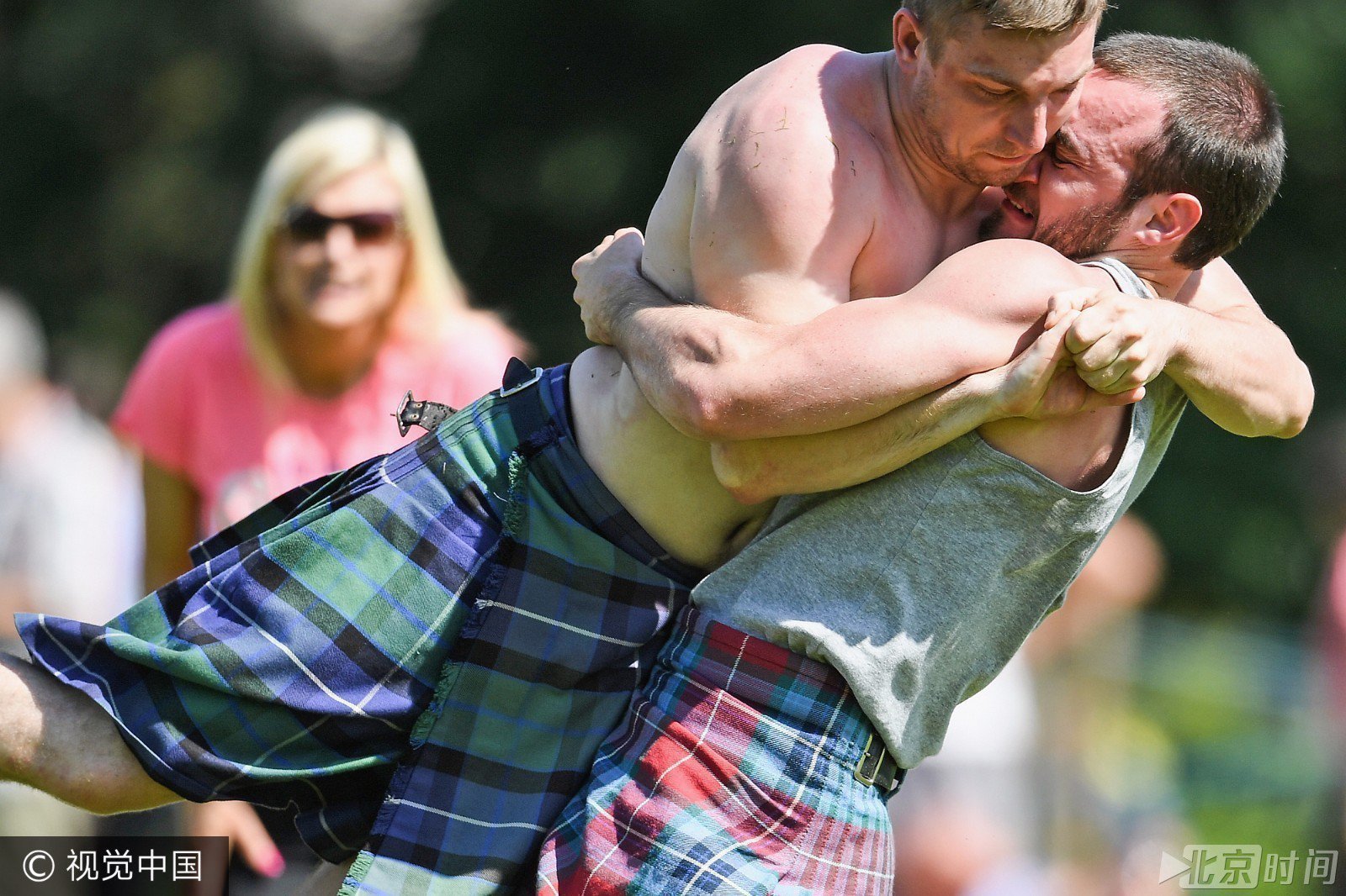 彪形大汉穿苏格兰裙 贴身肉搏画面毫无违和感