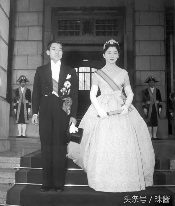 日本天皇访华期间,请求中国撤掉饭桌一个菜,中