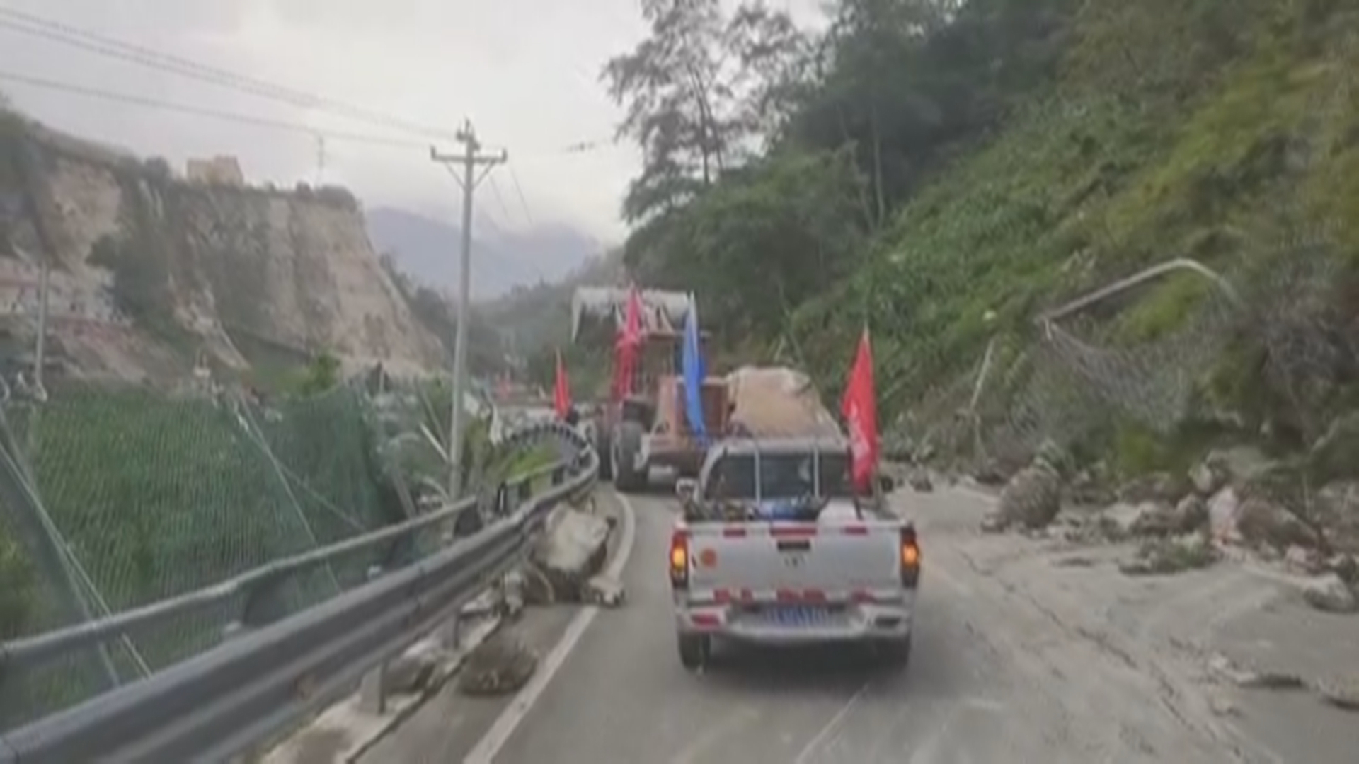 余震塌方飞石 中国安能救援队全力抢通通往震中海螺沟的S434省道