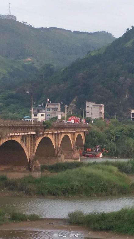 福建客车开学日坠桥已致5人死亡 车上实载19人 福建客车开学日坠桥已致5人死亡 车上实载19人