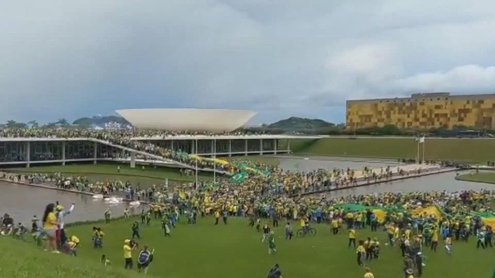 巴西前总统博索纳罗支持者闯入巴西国会