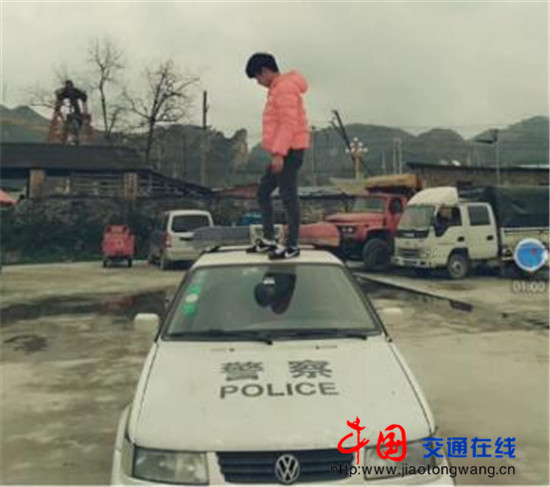 踩踏警车传“快手” 他说他很“屌” 结果……