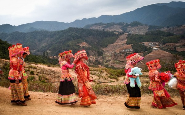 傈僳族独特婚俗 神秘刮脸通宵"打跳"(组图)