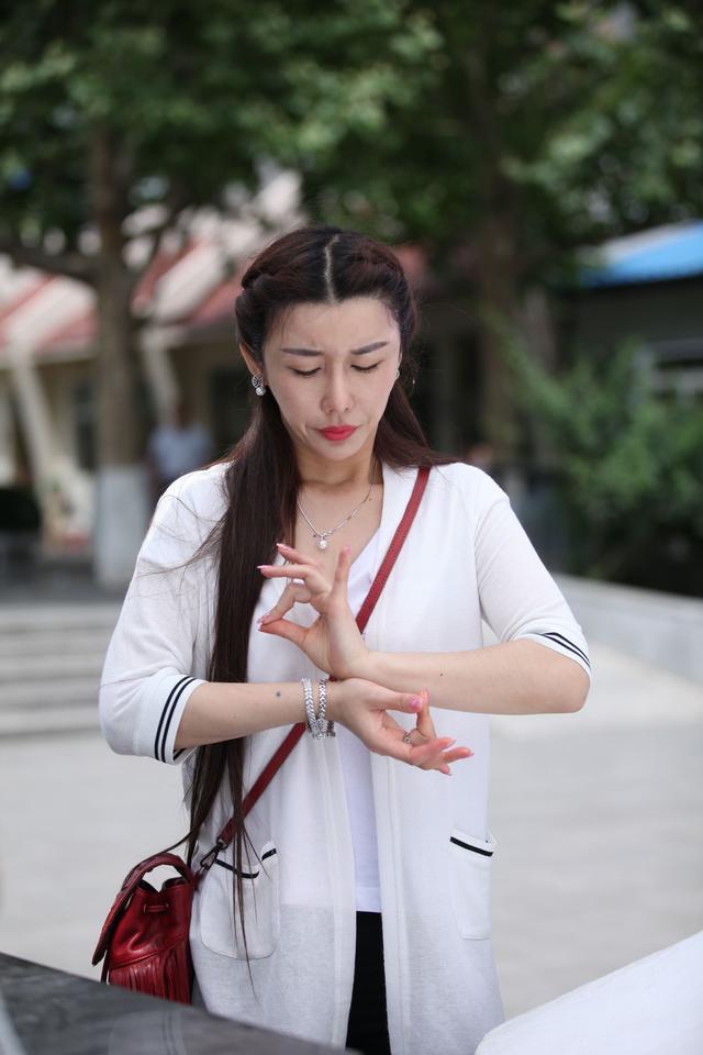 《绝色蛊师》气质美女滕静瑜全裸出镜 挑战大尺