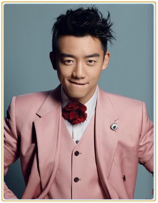 刘恺威厉害!44岁穿粉色西装竟比32岁郑恺还嫩