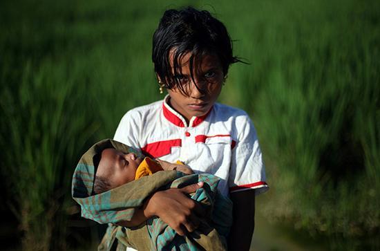 逃往孟加拉国的罗兴亚姐弟俩.视觉中国