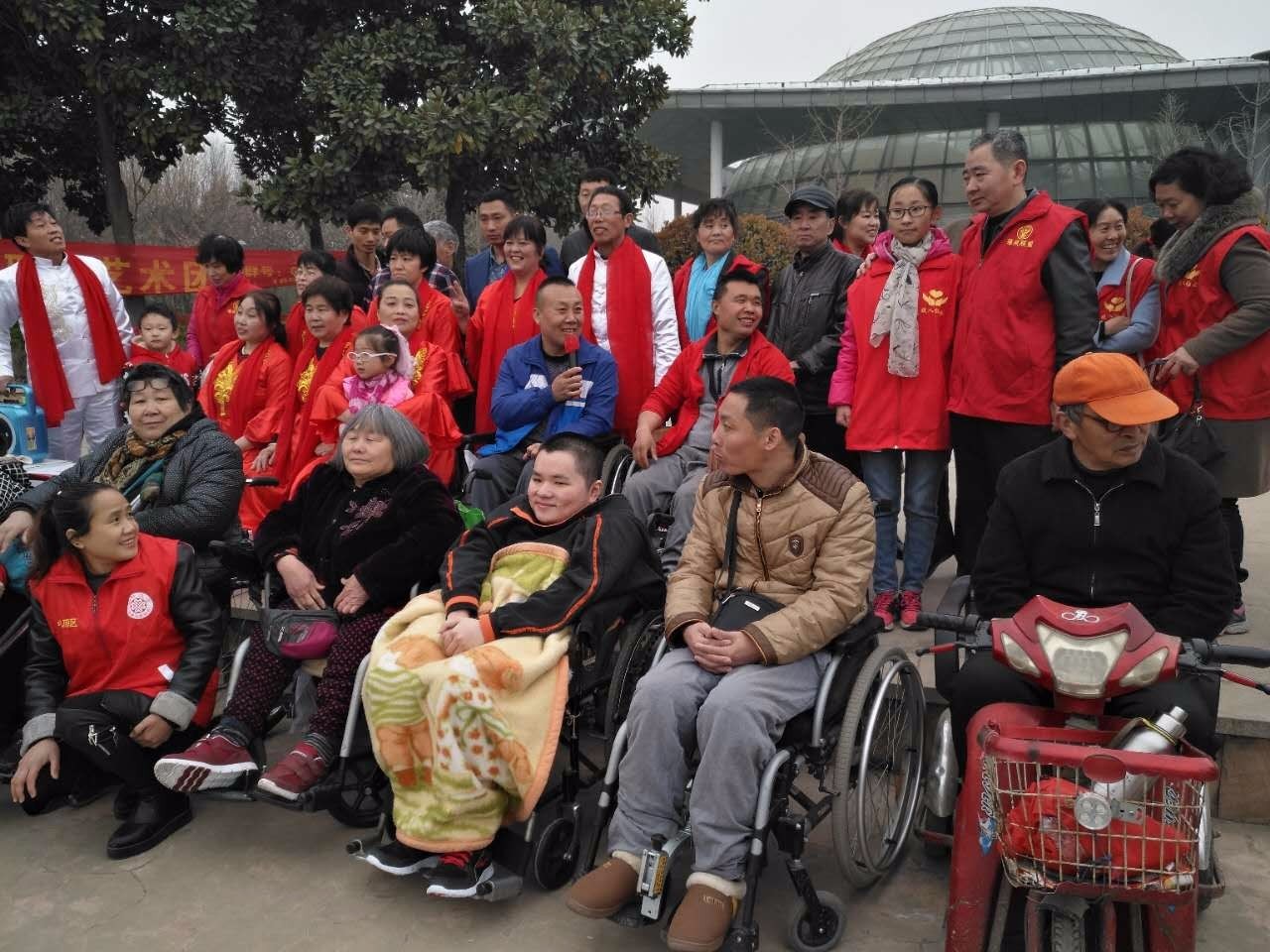 郑州40余名残疾人集体踏青 坐在轮椅上看春光