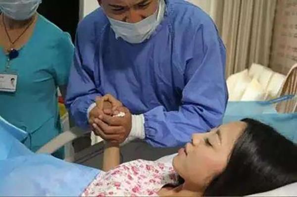 当孩子生出来之后出了一点小差曲,可把医生和护士逗乐了,原来孩子出生