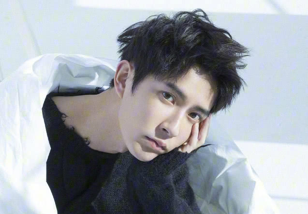 天娱传媒最帅的艺人,华晨宇实力上榜,他看一眼