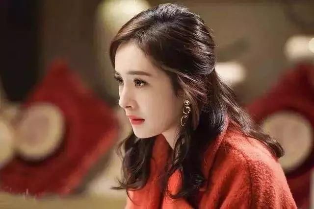 谈判官中的杨幂用时尚完胜所有人,31岁穿出了