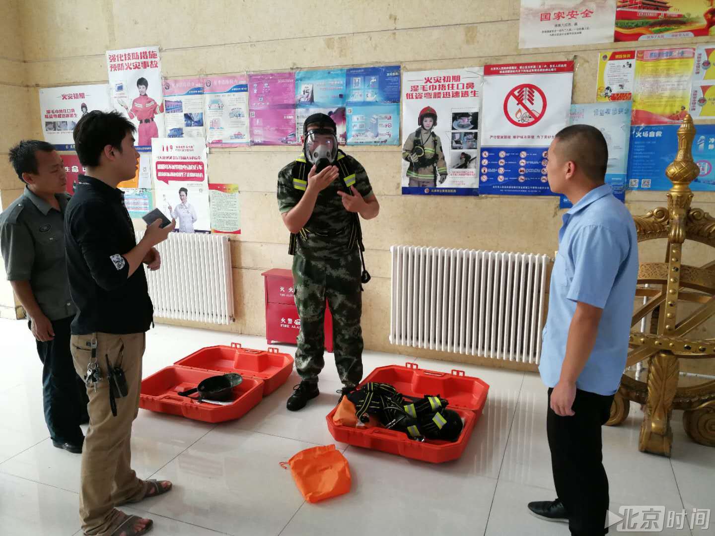 消防连万家 走近物业进行安全培训