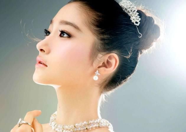 关晓彤头戴皇冠原来可以这么美,怪不得鹿晗这么欣赏她!