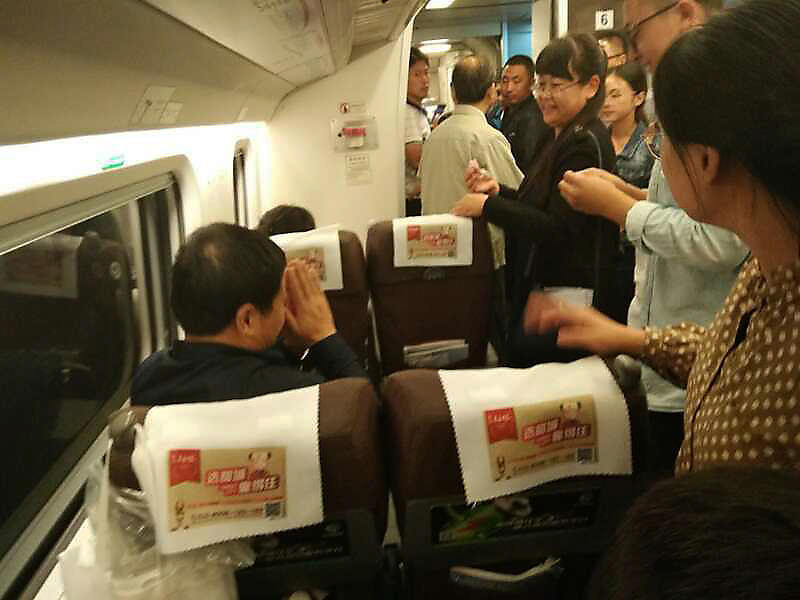 “这次也真的很危险，患者长时间晕厥不醒可能会加重病情，甚至会有生命危险。”田晓君说，石岩副校长等人又向列车员要了温水和糖块给患者，帮助他更快地恢复，患者对施救的师生们深表感谢。