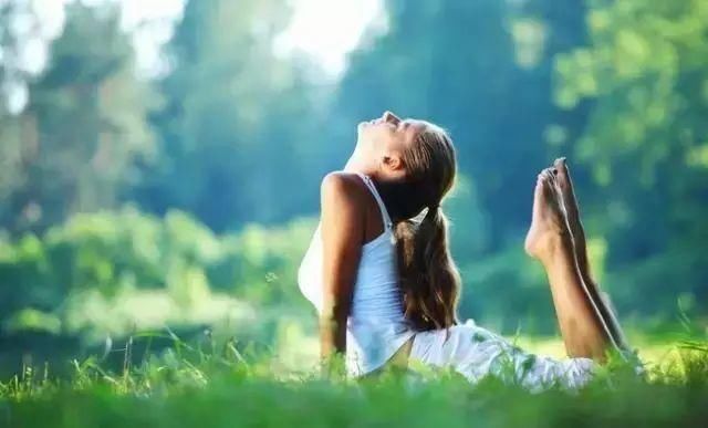 睡前这样趴10分钟,等于跑步1小时!每天一次,多