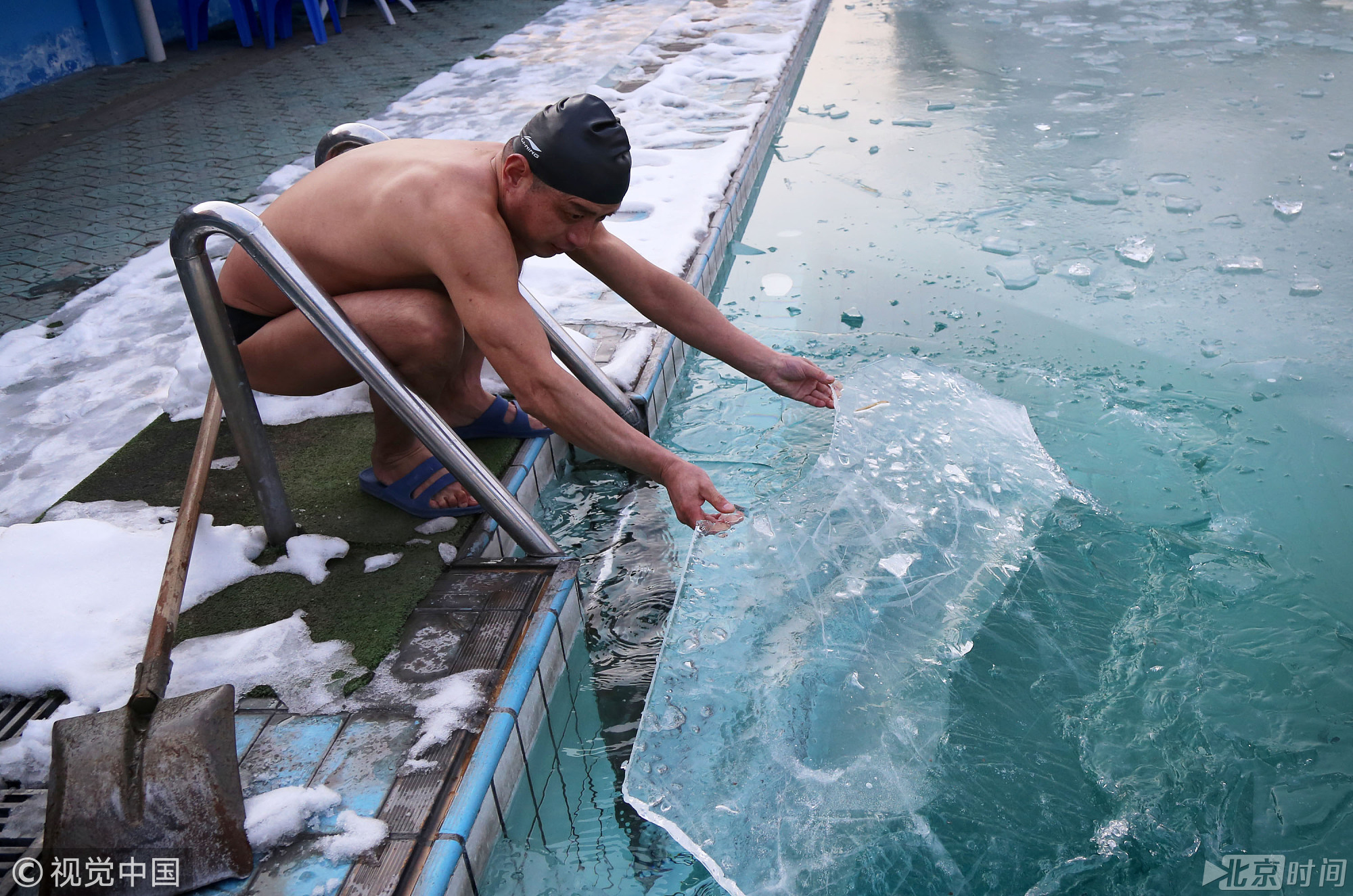 据冉先生介绍，大家都是因为冬泳相识，平时，只有有空就会聚在这个室外游泳池一起游泳。“真没想到前几天这么冷，8个泳道都被冻上了。”