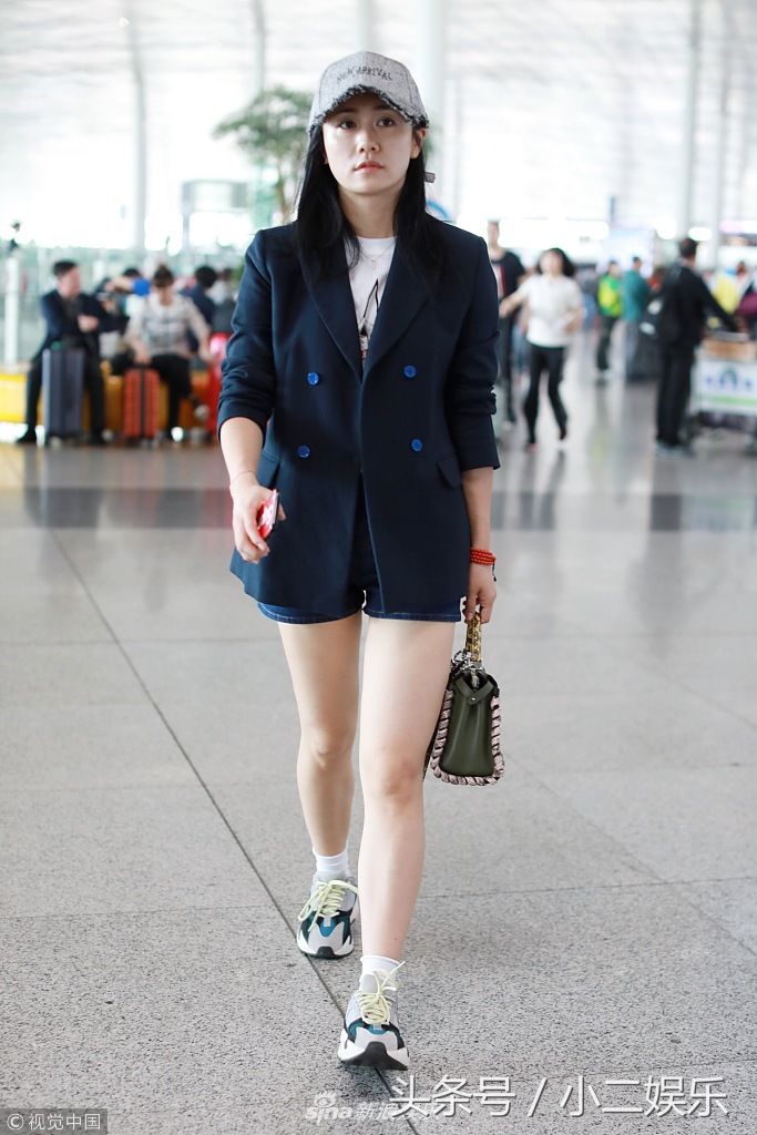 刘芸西装混搭运动鞋清新时尚…美腿又白又直