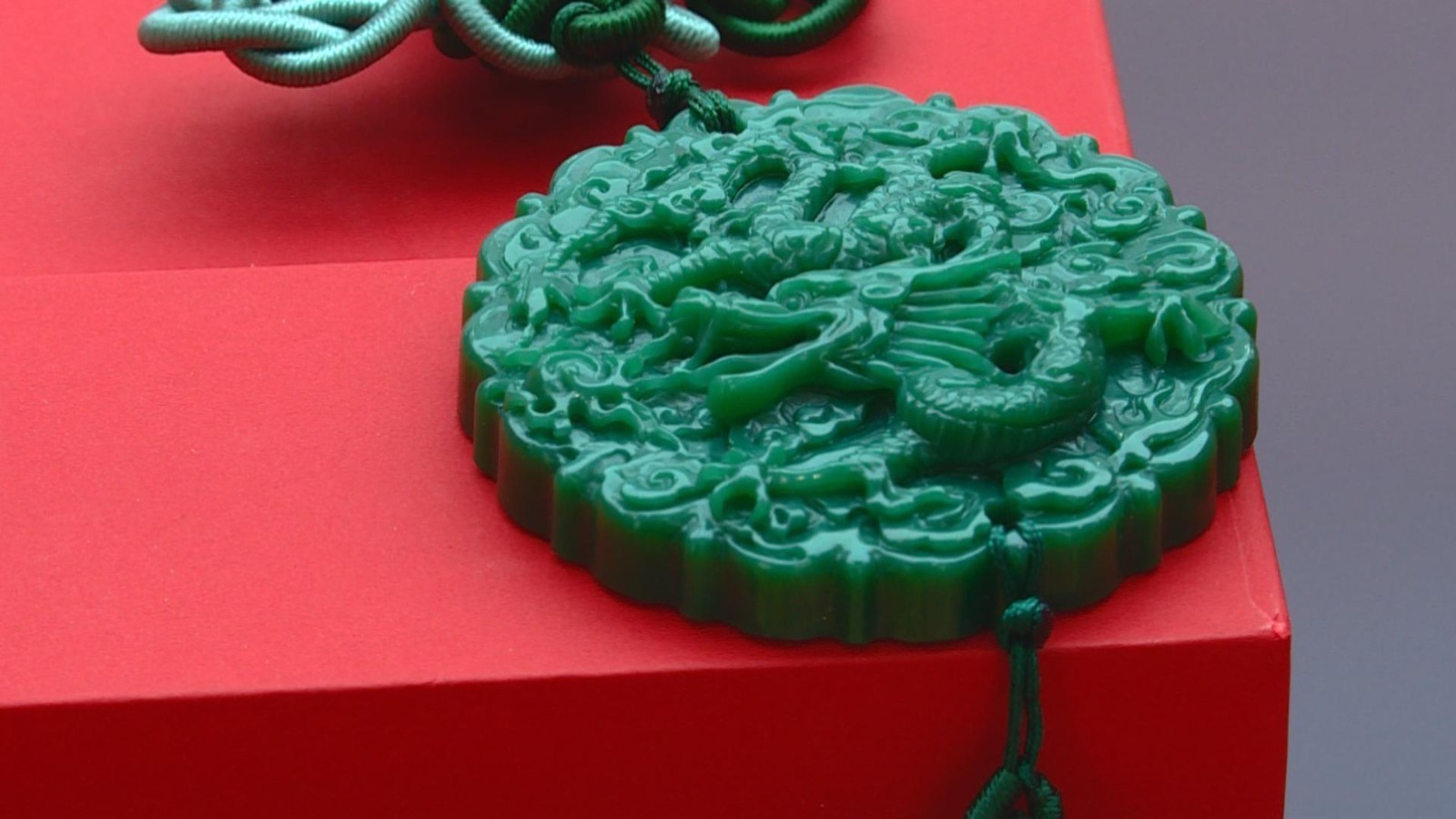 刷“玉佩”进站! 北京发行龙纹玉佩交通卡 刷“玉佩”进站! 北京发行龙纹玉佩交通卡