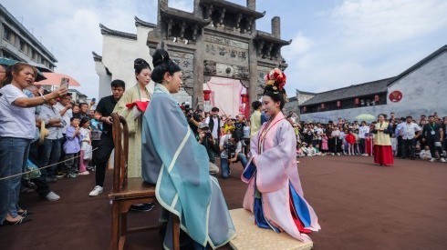 浙江建德举行宋韵水上婚礼表演