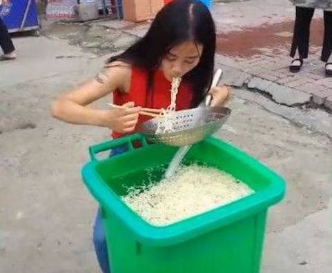 少女为成为网红竟干出这事 差点进医院