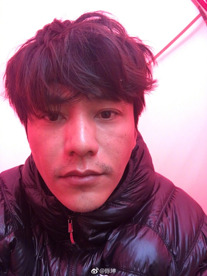 面霸!陈坤留络腮胡帅气不减 网友:男人味十足