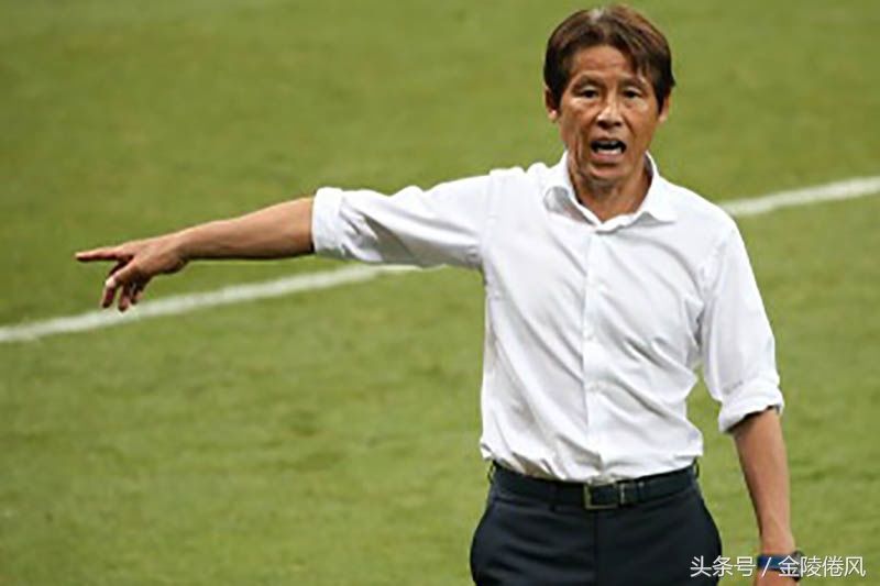 世界杯日本队闯入16强,主教练回国后下课了,网