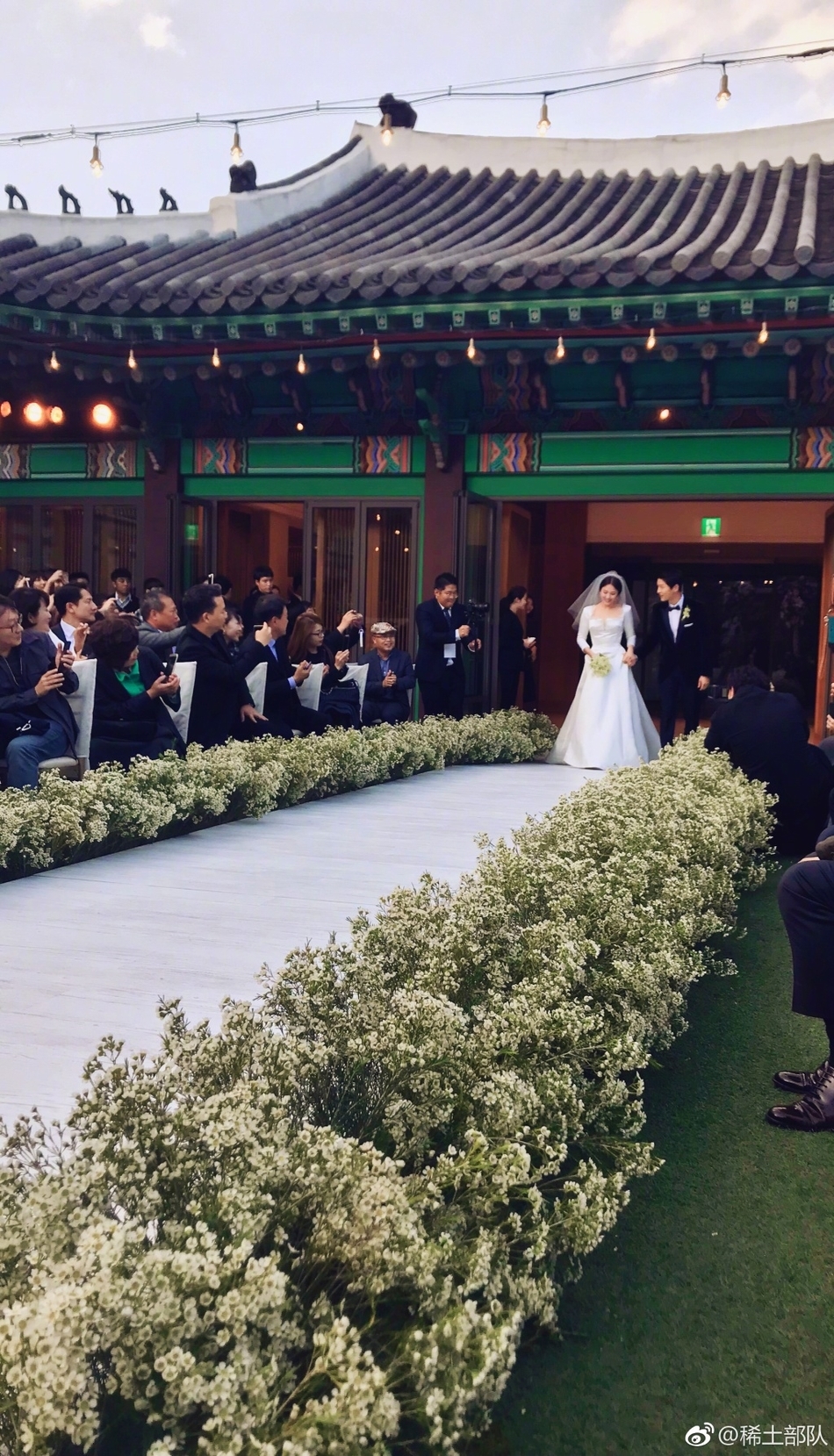 10月31日下午,本月亚洲娱乐圈最受瞩目的一场世纪婚礼——宋仲基和