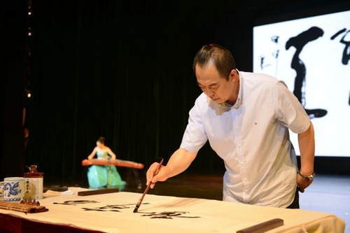 从影视圈转战到艺术圈,张铁林的书法日益渐进