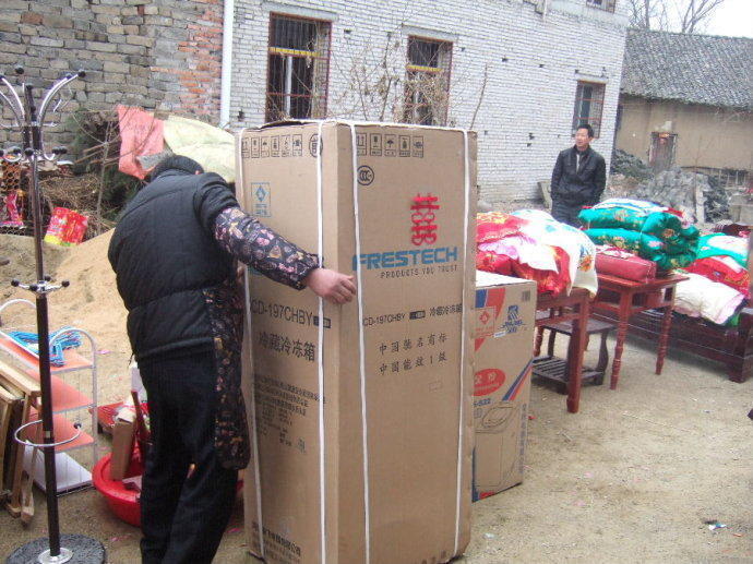 实拍农村女孩嫁妆丰厚 陪嫁车房也正常