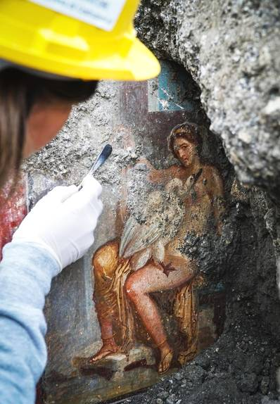 考古人员在庞贝古城发现珍贵壁画