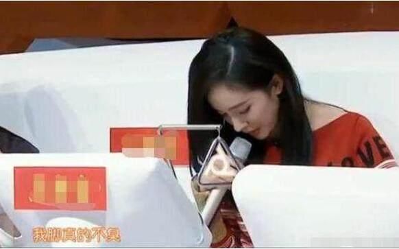 选手在节目中大胆调侃杨幂脚臭,杨幂低头闻脚