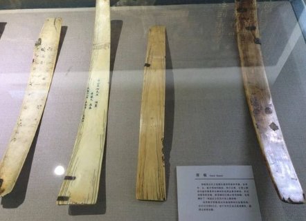 古代官员上朝手里拿的那块小木板是干嘛用的?一块现在价值10万元不止