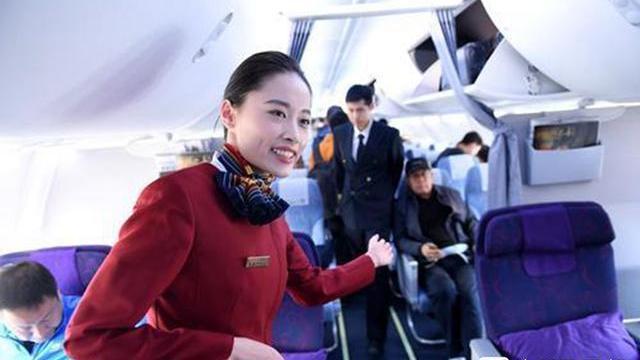 来了！中国第一架737MAX8飞机亮相乌鲁木齐国际机场