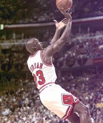 在第一次复出之后，乔丹发现自己的身体状况已经不适合与其他年轻人硬打硬拼了，于是在休赛期间完善和强化了自己的投篮技术，尤其是后仰跳投。这造成了这一经典的标志性动作，个人认为比他的空中变向、滞空扣篮更能代表乔丹。