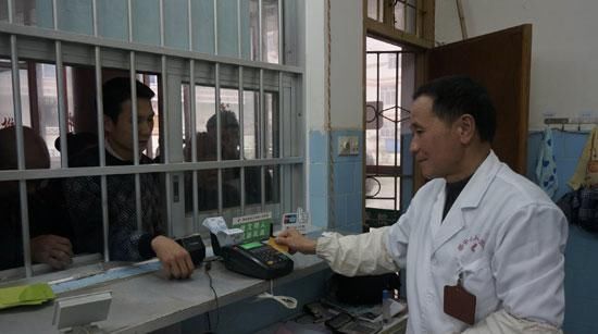 月入三万老婆管钱五年,父亲癌症急需医药费,刷