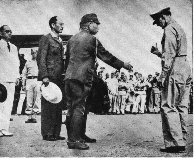 河边虎四郎(左)